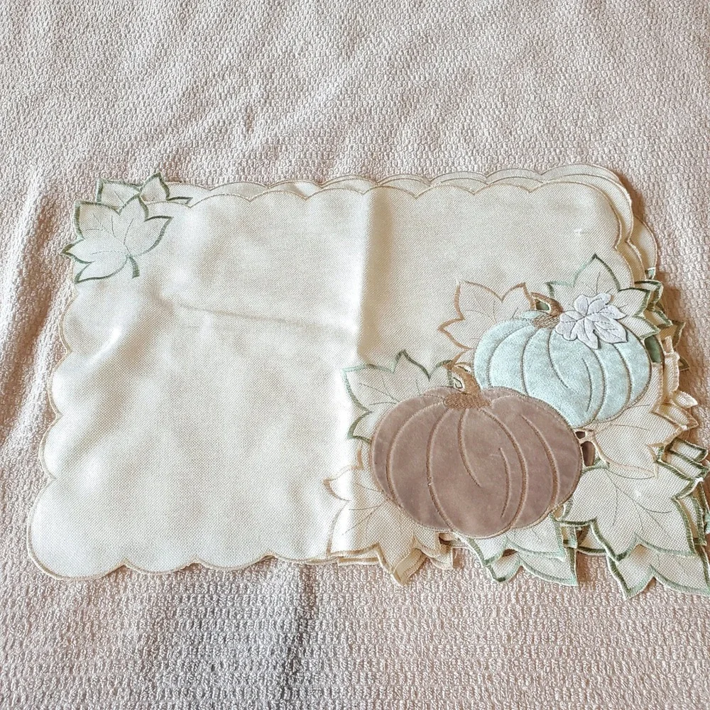 Set‎ of 4 Fall Pumpkin Applique Placemats Scalloped Edge Cream Sage Taupe 13x19